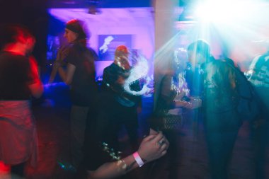 28-29 Ekim 2017 Minsk Belarus Sanat alanı Top Party tatile adanmış Helloween kız telefonda alır