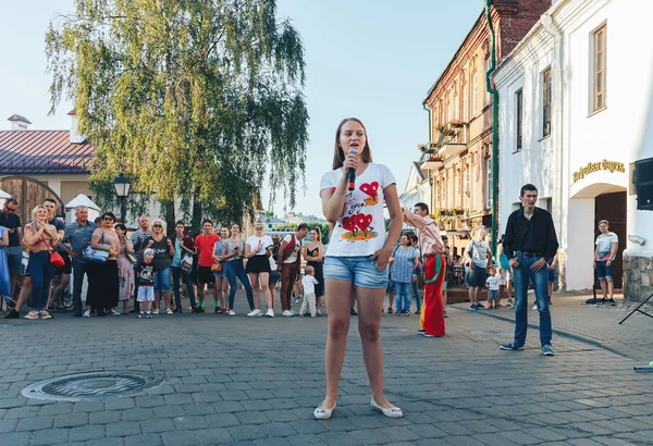 Agosto 4, 2018 Minsk Bielorrusia Fiestas callejeras en la ciudad nocturna — Foto de Stock