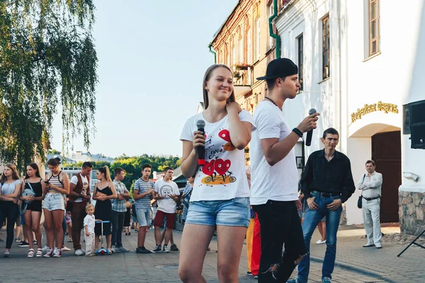 Agosto 4, 2018 Minsk Bielorrusia Fiestas callejeras en la ciudad nocturna — Foto de Stock