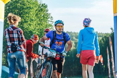 26-27 Mayıs 2018 Naliboki, Belarus Belarus amatör maratonu Naliboki Bir adam bisiklet sürüyor