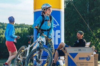 26-27 Mayıs 2018 Naliboki, Belarus Belarus amatör maratonu Naliboki Bir adam bisiklet sürüyor