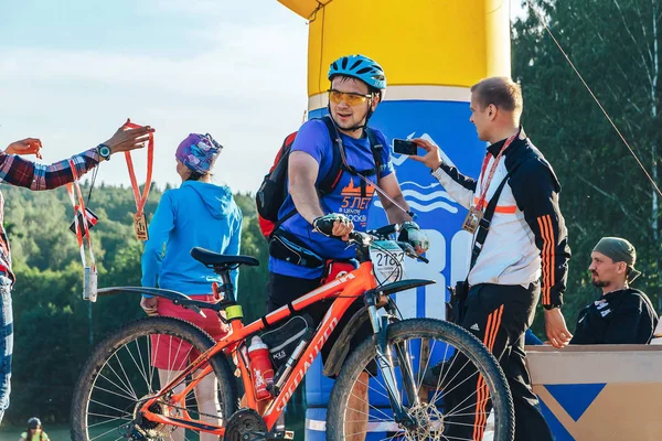 26-27 Mayıs 2018 Naliboki, Belarus Belarus amatör maratonu Naliboki Bir adam bisiklet sürüyor