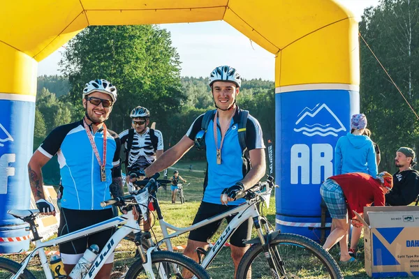 26-27 Mayıs 2018 Naliboki, Belarus Belarus amatör maratonu Naliboki Bir adam bisiklet sürüyor