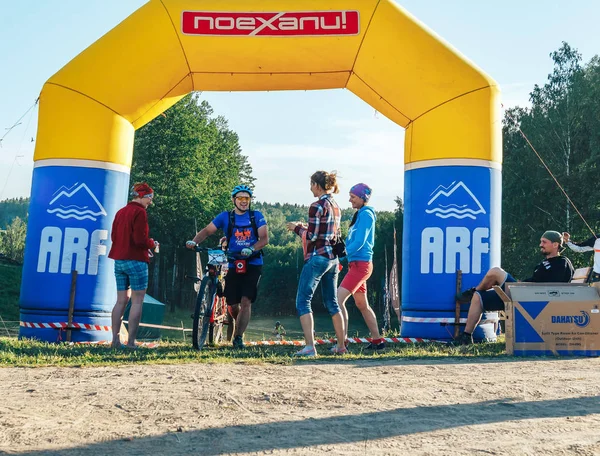 26-27 Mayıs 2018 Naliboki, Belarus Belarus amatör maratonu Naliboki Bir adam bisiklet sürüyor
