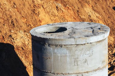 Su boruları şantiyede beton kuyusu