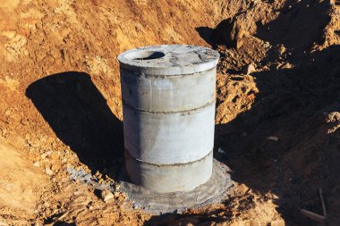 Su boruları şantiyede beton kuyusu