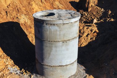 Su boruları ve kanalizasyon için şantiyede beton kuyusu