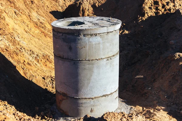 Poço de concreto de canteiro de obras para tubos de água — Fotografia de Stock