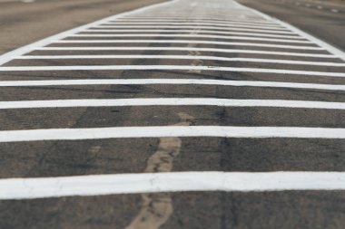 Yolda iki katı şerit var. Asfaltta iki beyaz şerit.