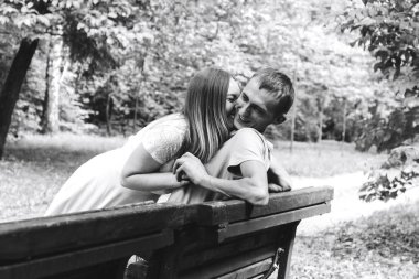 Bir adam ve bir kız parkta yürüyorlar.