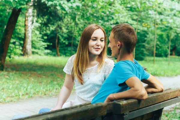 Een jongen en een meisje lopen in het park. — Stockfoto