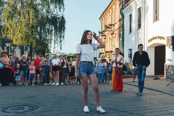 4 augusti 2018 Minsk Belarus Gatufestligheter i kvällens stad — Stockfoto