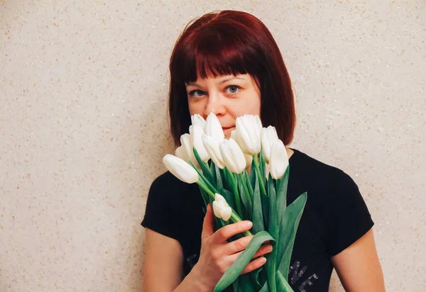 Mujer de pie con flores en honor a la fiesta . — Foto de Stock