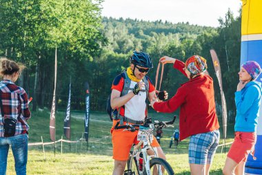 26-27 Mayıs 2018 Naliboki, Belarus Belarus amatör maratonu Naliboki Bir adam bisiklet sürüyor