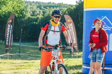 26-27 Mayıs 2018 Naliboki, Belarus Belarus amatör maratonu Naliboki Bir adam bisiklet sürüyor