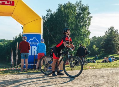 26-27 Mayıs 2018 Naliboki, Belarus Belarus amatör maratonu Naliboki Bir adam bisiklet sürüyor
