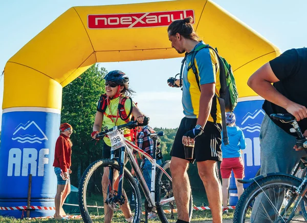 26-27 de mayo de 2018 Naliboki, Belarús Maratón amateur bielorruso Naliboki Un hombre va en bicicleta por la carretera — Foto de Stock