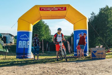 26-27 Mayıs 2018 Naliboki, Belarus Belarus amatör maratonu Naliboki Bir adam bisiklet sürüyor