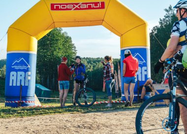 26-27 Mayıs 2018 Naliboki, Belarus Belarus amatör maratonu Naliboki Bir adam bisiklet sürüyor