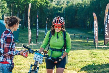 26-27 Mayıs 2018 Naliboki, Belarus Belarus amatör maratonu Naliboki Bir adam bisiklet sürüyor