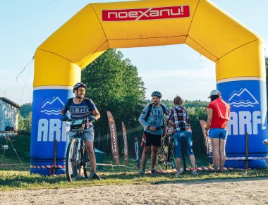 26-27 Mayıs 2018 Naliboki, Belarus Belarus amatör maratonu Naliboki Bir adam bisiklet sürüyor