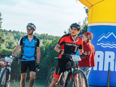 26-27 Mayıs 2018 Naliboki, Belarus Belarus amatör maratonu Naliboki Bir adam bisiklet sürüyor