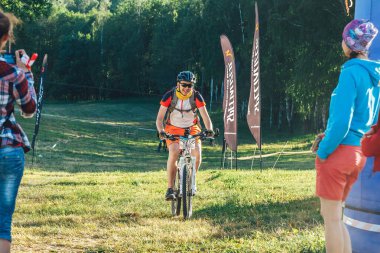 26-27 Mayıs 2018 Naliboki, Belarus Belarus amatör maratonu Naliboki Bir adam bisiklet sürüyor