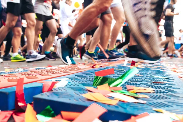 Maratón línea de salida con confeti esparcidos en ella — Foto de Stock