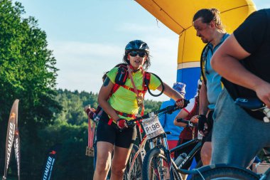 26-27 Mayıs 2018 Naliboki, Belarus Belarus amatör maratonu Naliboki Bir adam bisiklet sürüyor