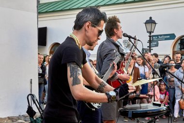 1 Haziran 2019 Bir sokak konserinde çalan üç müzisyenin yakın çekimi