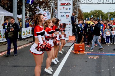15 Eylül 2019 Minsk Belarus maratona başlamadan önce dans eden güzel kızlar var.