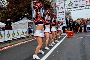 15 Eylül 2019 Minsk Belarus Yarı maraton başlamadan önce atletlerin yanında dans eden mutlu güzel kızlar var.