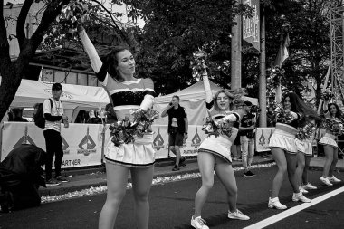 15 Eylül 2019 Minsk Belarus maratona başlamadan önce siyah beyaz giyinerek ellerinde büyük yaylarla spor dansçıları sahneleyecek.