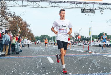 9 Eylül 2018 Minsk Belarus Yarı Maraton Minsk 2018 Bir atlet maratonun bitiş çizgisini geçtikten sonra yol boyunca koşar