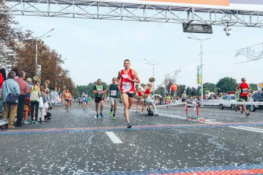 9 Eylül 2018 Minsk Belarus Yarı Maraton Minsk 2018 Bir maraton katılımcısı atletlerin önünde bitiş çizgisini geçiyor
