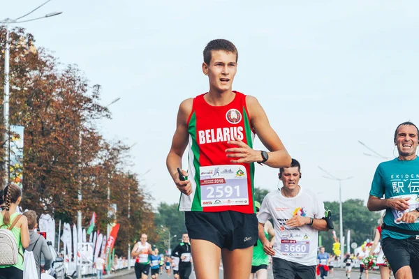 9 Eylül 2018 Minsk Belarus bir maraton koşucusunun bitiş çizgisini katılımcıların önünde geçtiği bir maraton yarışı