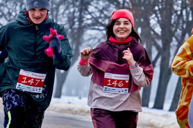 9 Şubat 2019 Minsk Belarus Koşusu 14 Şubat 'ta kışın parkta koşu yapan genç, sıska bir kız arkadaşa adanmıştır..