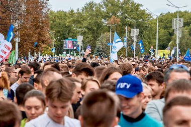 15 Eylül 2019, Minsk Belarus Yarı maratonun başında birçok insan var.