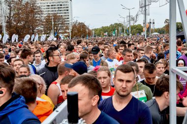 15 Eylül 2019 Minsk Belarus maratona başlamadan önce sağlıklı bir yaşam tarzı hayranları kalabalığı var.