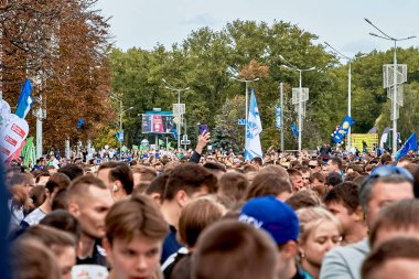 15 Eylül 2019, Minsk Belarus. Yarı maratonun başlamasına çok sayıda sporcu var.