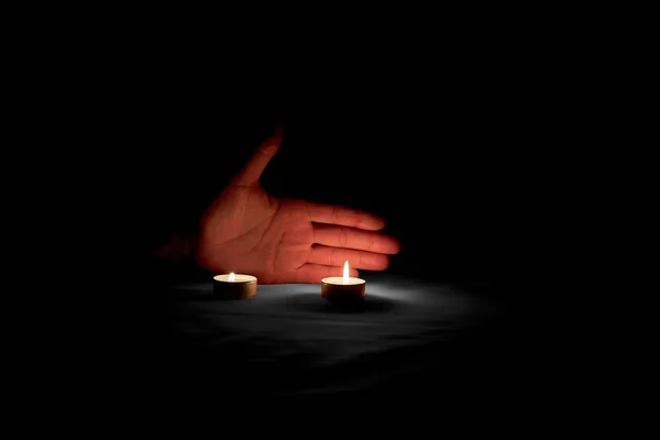 Uma Mão Homem Iluminada Por Velas Acesas Dia Comemorativo — Fotografia de Stock