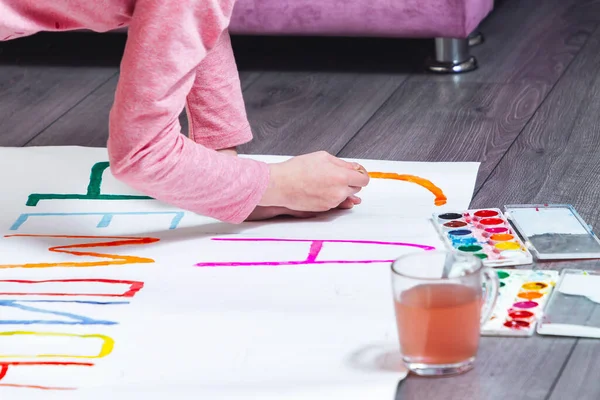 Cute Young Girl Draws Poster Floor — Stock Photo, Image