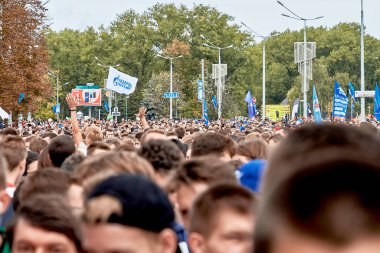 15 Eylül 2019 'da, Minsk Belarus' ta, tapınaklarda gri saçlı yetişkin bir sporcunun yakın çekimi maratona katılanlar arasında yer alıyor.