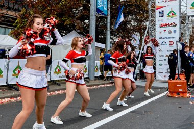 15 Eylül 2019 Minsk Belarus burada maratona başlamadan önce dansçı kızlar ponpon kızlar