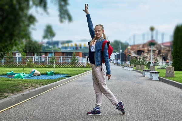 Porträtt Fullängdare Stående Med Handen Upphöjd — Stockfoto