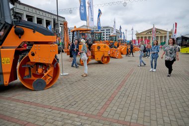 Şehir meydanında 3 Temmuz 2020 Minsk Belarus İnşaat Malzemeleri Sergisi