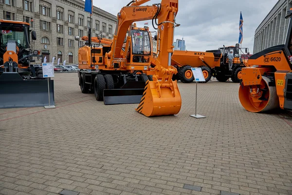 3. Juli 2020 Minsk Weißrussland Ausstellung von Baumaschinen auf dem Stadtplatz — Stockfoto