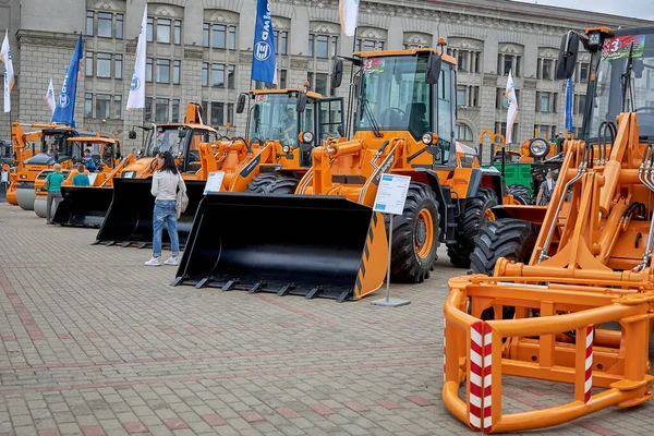 3. Juli 2020 Minsk Weißrussland Ausstellung von Baumaschinen auf dem Stadtplatz — Stockfoto