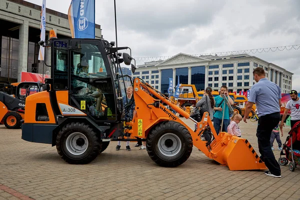 Juli 2020 Minsk Weißrussland Ausstellung Von Baumaschinen Auf Dem Stadtplatz — Stockfoto