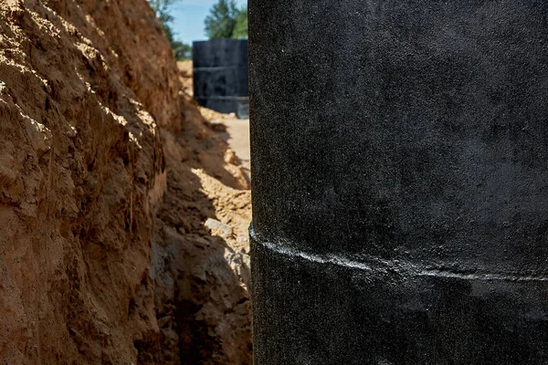 Närbild Betongbrunn Täckt Med Vattentät Mastix Ett Dike — Stockfoto